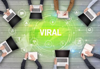 VIRAL içgüdü, sosyal ağ konsepti ile toplantı yapan bir grup insan