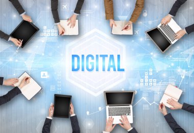 DIGITAL yazıtları, modern teknoloji konsepti olan bir ofiste çalışan meşgul insanlar grubu