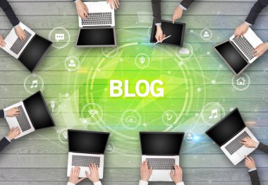 Bir grup insan BLOG içgüdü, sosyal ağ konsepti ile toplantı yapıyor.