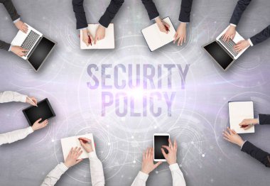 SECURITY POLİTİK içgüdü, web güvenlik kavramı olan bir dizüstü bilgisayarın önünde bir grup insan