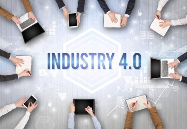 INDUSTRY 4.0 yazıtlı, modern teknoloji kavramına sahip bir ofiste çalışan meşgul insanlar grubu