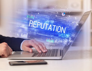 İş adamlarının dizüstü bilgisayarı üzerinde çalışmalarının kapatılması. REPUTATION yazıtları, başarılı iş konsepti