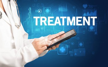 Genç doktor tedavi yazısıyla notlar yazıyor. Sağlık sigortası kavramı.