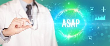 Bir doktorun size hemencecik kısaltmalı bir hap vermesi, virüs bilimi konsepti.