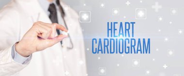 Kalp Kardiyogramı yazıtlı, tıbbi konseptli ilaç veren bir doktorun yakın çekimi.