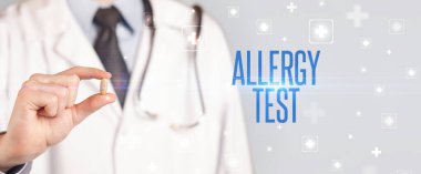 Doktorun ALLERGY TEST yazıtlı, tıbbi konsept içeren bir hap verdiği yakın plan.