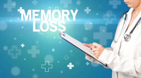 Lékař Píše Poznámky Schránky Nápisem Memory Loss Koncepce První Pomoci — Stock fotografie