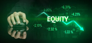 Erkek eli kablosuz çevre ile eşitlik yazılı, modern iş konsepti