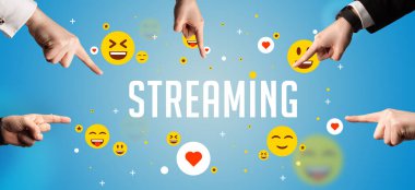 Kesilmiş ellerin yakın çekimi STREAMING yazıtına, sosyal medya kavramına işaret ediyor