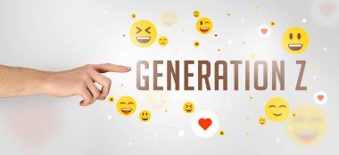 GENERATION Z yazıtlarına, sosyal medya kavramına işaret eden kırpılmış ellerin yakın çekimi