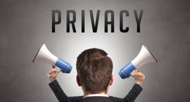 Özel yazıtlara ve siber güvenlik kavramına sahip bir işadamının arka görünüşü