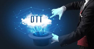 Sihirbaz OTT kısaltmasıyla sihir numarası yapıyor, modern teknoloji konseptiyle.
