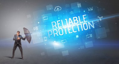 Siber saldırıya karşı şemsiyeyle savunma yapan bir işadamı ve çevrimiçi güvenlik kavramı