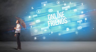 ONLINE ARKADAŞLAR yazıtlarından şemsiye ile yakışıklı iş adamı savunması, yeni nesil medya kavramı