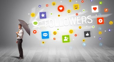 FOLLOWERS yazıtları, sosyal ağ konsepti şemsiyesi ile yakışıklı iş adamı savunması