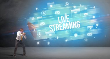 LIVE STREAMING yazıtlarından şemsiye ile yakışıklı iş adamı savunması, yeni çağ medya kavramı