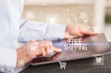 Genç kişi online alışveriş uygulaması üzerinden ücretsiz gemi yazıtları ile alışveriş yapıyor