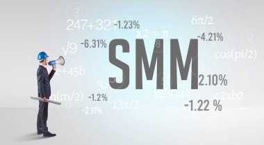 SMM kısaltması ile sabit şapkalı teknoloji mühendisi.