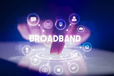 Web teknolojisi simgeleri ve BROADBAND yazıtları ile tablete dokunmak, web teknolojisi kavramı