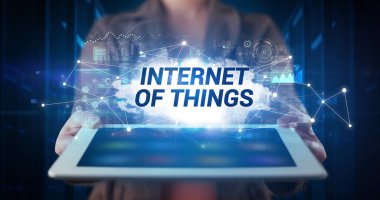 Tablet üzerinde çalışan genç iş adamı ve yazıtı gösteriyor: Nesnelerin İnterneti