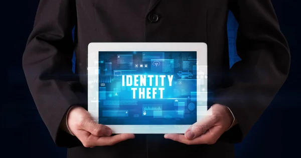 从事平板电脑工作并展示数字标志的年轻商人 Identity Theft — 图库照片