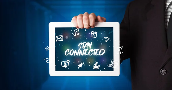 Junger Geschäftsmann Arbeitet Tablet Und Zeigt Die Aufschrift Stay Connected — Stockfoto