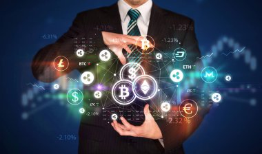 Kripto para birimi sembolü ve yatırım konseptini elinde tutan bir iş adamı
