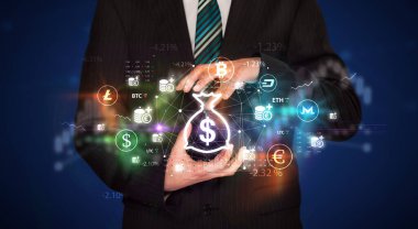 Dolar çanta sembolü ve yatırım konsepti taşıyan bir işadamı.