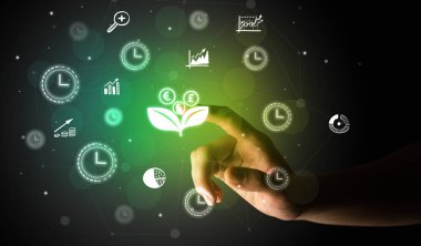 İş adamı parmağı ekranda elle çizilmiş para birimi çiçek simgeleri ile multimedya arayüzüne dokunuyor fütüristik kavram