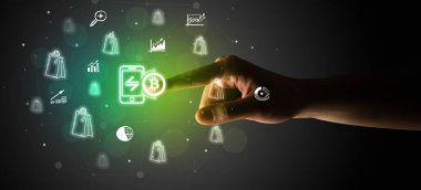 İş adamı parmağı ekranda el çizimi bitcoin uygulama simgeleri ile multimedya arayüzüne dokunuyor fütürist kavram