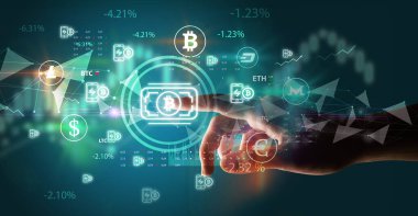 Multimedya dokunmatik ekran fütüristik konsept üzerinde Bitcoin para sembolü iten iş adamı