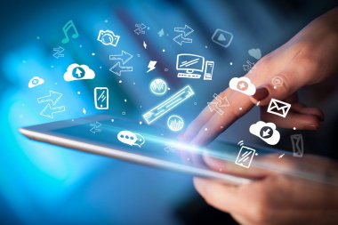 Elle çizilmiş yüzde simgeleriyle bir dokunmatik ekran yakın plan, dijital dönem konsepti