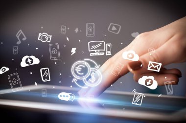 Elle çizilmiş hızlı takas simgeleriyle bir dokunmatik ekranın yakın çekimi, dijital dönem kavramı