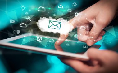 Zarf simgeleriyle dokunmatik ekrana yakın çekim, modern teknoloji konsepti