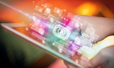 Bitcoin nakit ikonları içeren tablet kullanan bir elin yakın çekimi, dijital para birimi konsepti