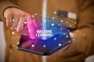 İş adamı elinde katlanabilir bir akıllı telefon tutuyor Makine Öğrenme yazıtları, yeni teknoloji konsepti