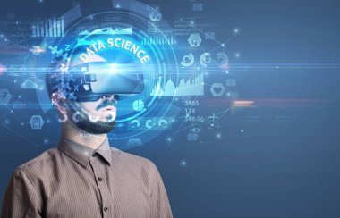 Sanal gerçeklik gözlükleriyle DATA Bilim Yazıtı ve yenilikçi teknoloji konseptiyle iş adamı