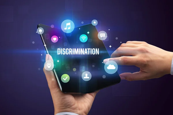 Empresário Segurando Smartphone Dobrável Com Inscrição Discrimination Conceito Mídia Social — Fotografia de Stock
