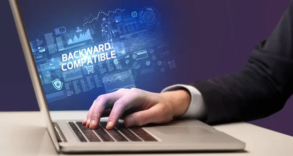 Бизнесмен Работающий Ноутбуке Надписью Backward Compatible Концепция Кибертехнологий — стоковое фото