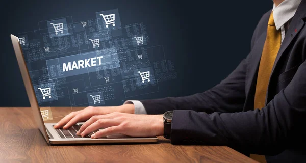Geschäftsmann Arbeitet Laptop Mit Marktzuschrift Online Shopping Konzept — Stockfoto
