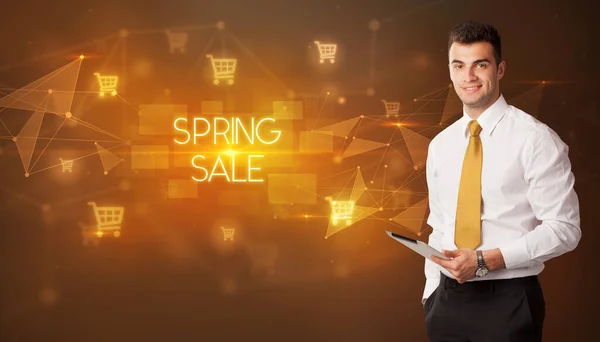 Geschäftsmann Mit Warenkorb Symbolen Und Spring Sale Aufschrift Online Shopping — Stockfoto