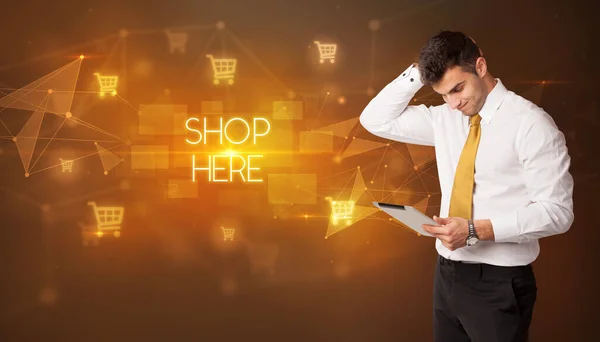ショッピングカートのアイコンとショップを持つビジネスマンここに碑文 オンラインショッピングコンセプト — ストック写真