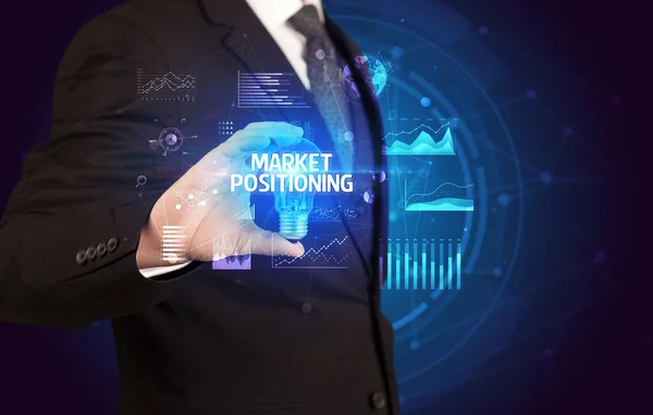 Biznesmen Trzymający Żarówkę Napisem Market Positioning Pomysł Biznes — Zdjęcie stockowe