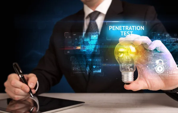 Empresario Sosteniendo Bombilla Con Inscripción Penetration Test Concepto Idea Seguridad — Foto de Stock