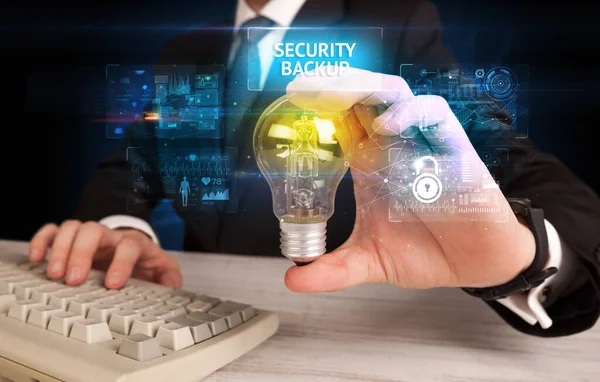 Бизнесмен Держит Лампочку Надписью Security Backup Концепция Онлайн Безопасности — стоковое фото