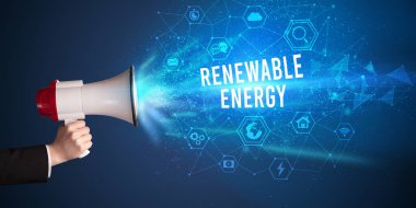 Yenilenebilir Enerji yazıtlarıyla megafonla bağıran genç bir kadın. Modern teknoloji duyurusu.