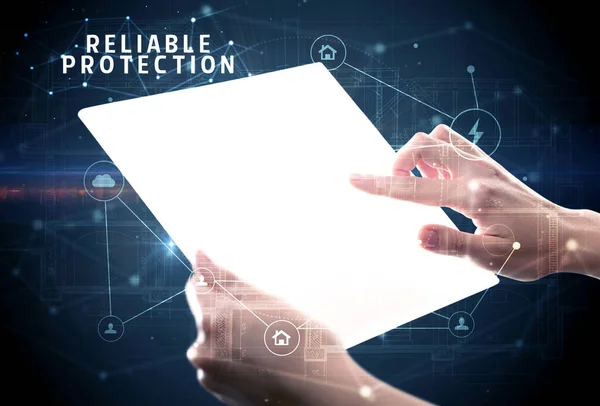 信頼性の高い保護碑文 サイバーセキュリティの概念を持つ未来的なタブレットを保持 — ストック写真