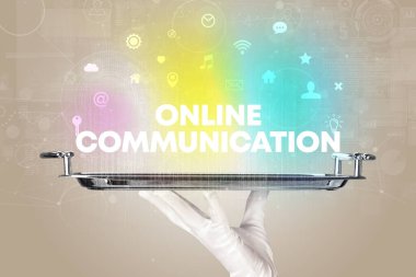 ONLINE COMUNICATION yazıtları ile sosyal ağ hizmeti veren garson, yeni medya kavramı