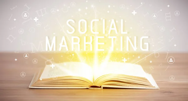 ソーシャルマーケティングの碑文 ソーシャルメディアの概念を持つオープンブック — ストック写真