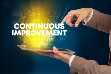 KONTINUOUS İMPROVEMENT yazıt, yenilikçi teknoloji konsepti ile bir dokunmatik ekran yakın çekim